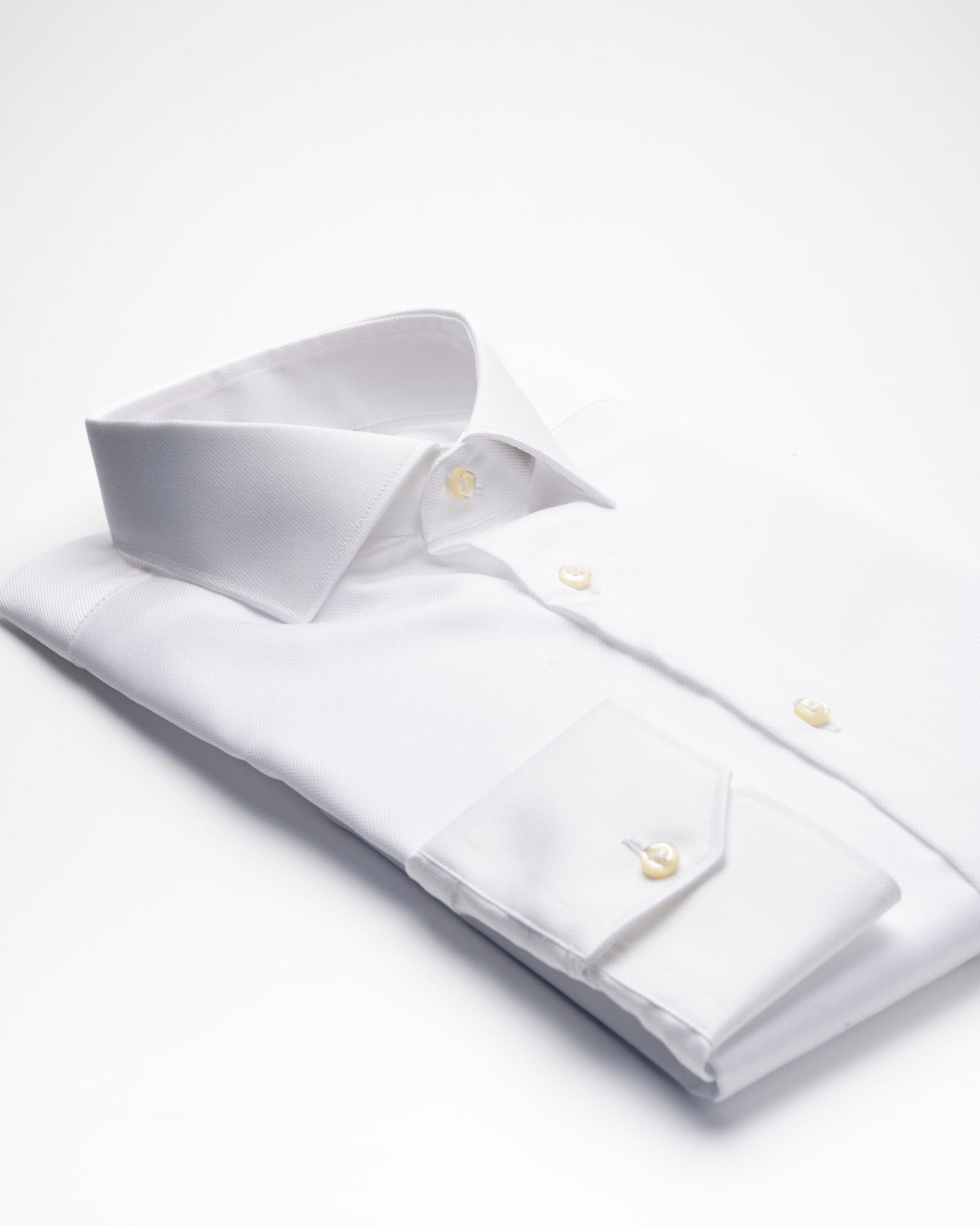 Polso scantonato con un bottone e doppia asola per uso anche con gemelli camicia sartoriale NAPOLI in cotone Dobby
