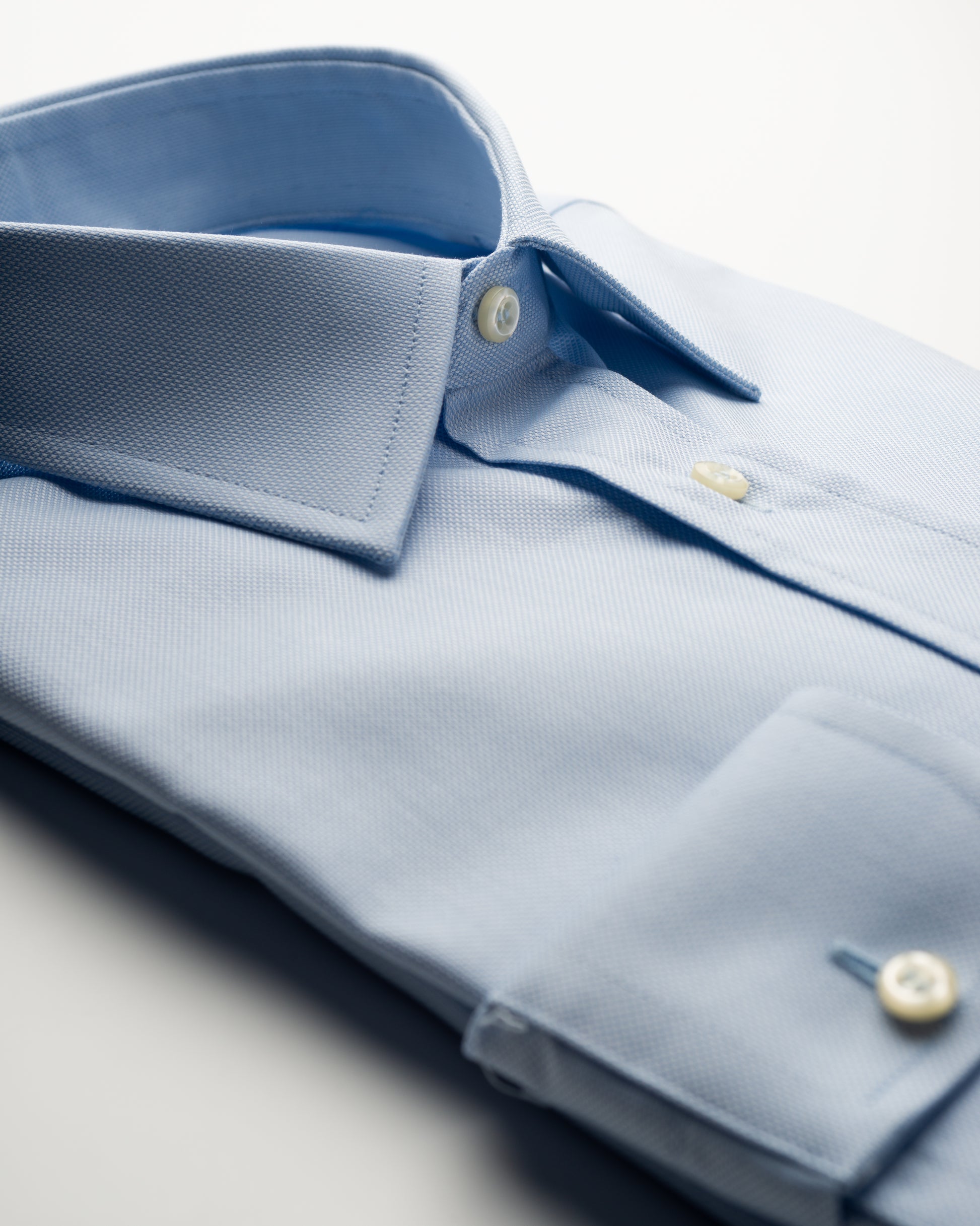 camicia da uomo regular in cotone oxford azzurra con collo italiano e polso tondo